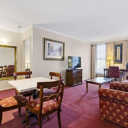 Canterbury International Hotel Forest Hill Екстер'єр фото