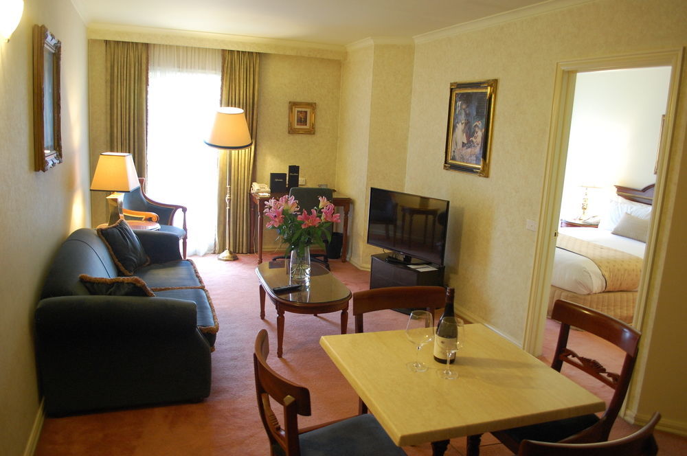 Canterbury International Hotel Forest Hill Екстер'єр фото