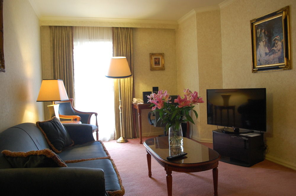 Canterbury International Hotel Forest Hill Екстер'єр фото