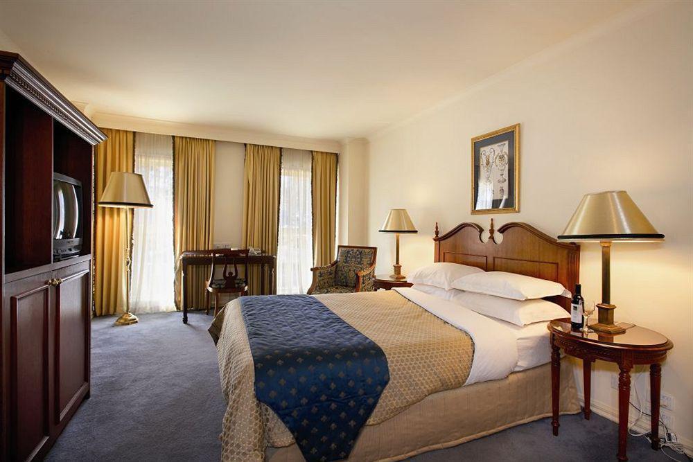 Canterbury International Hotel Forest Hill Екстер'єр фото