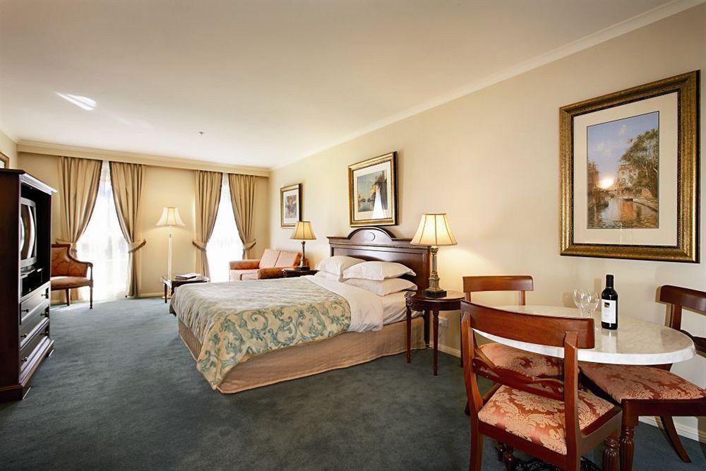 Canterbury International Hotel Forest Hill Екстер'єр фото